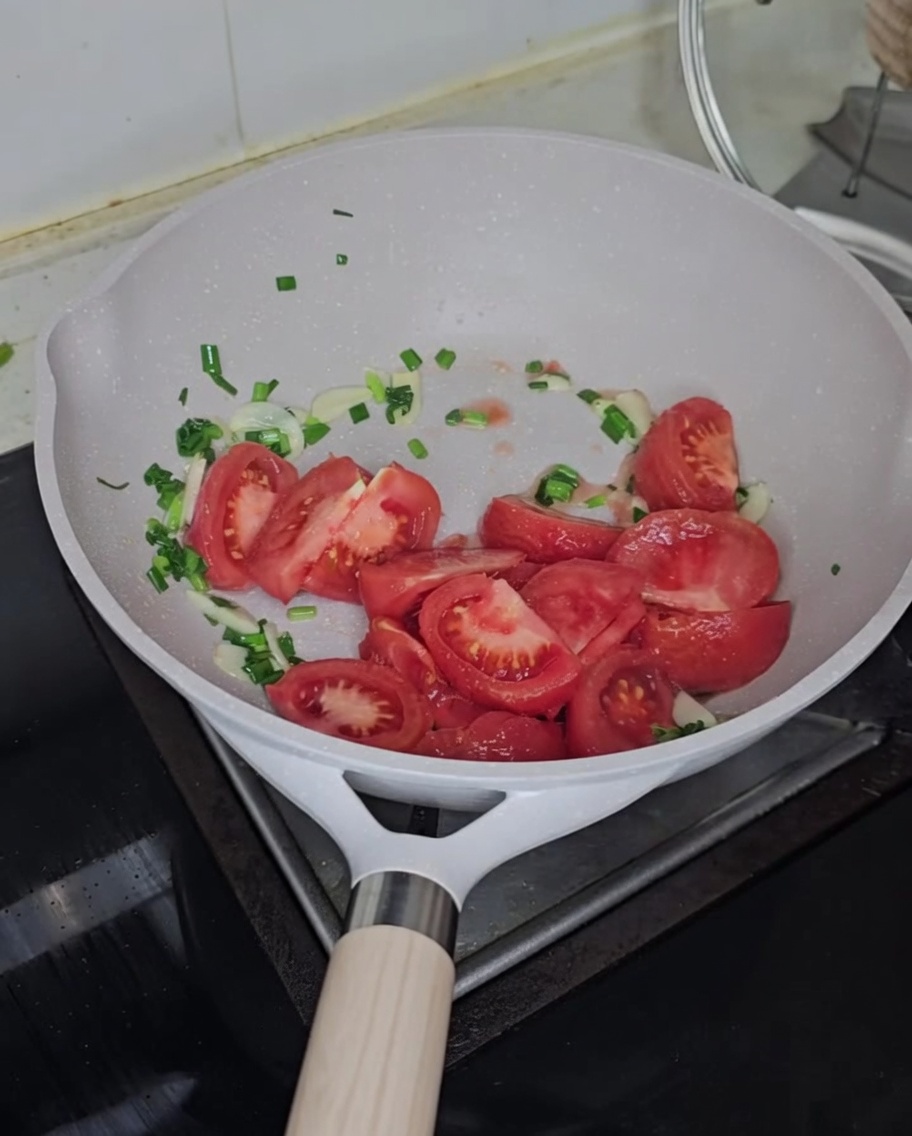炒めた野菜に加えられた角切りトマト。