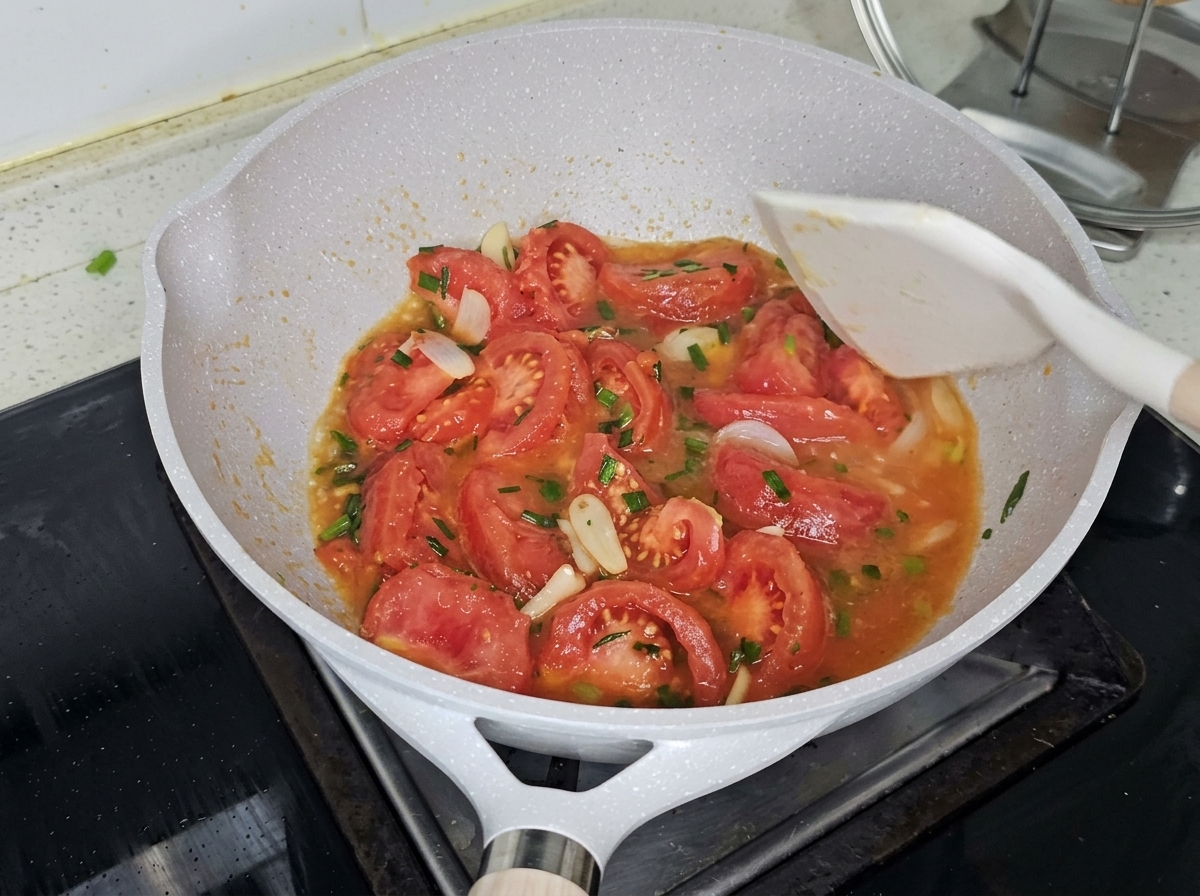 鍋に沸騰したお湯が注がれている様子。