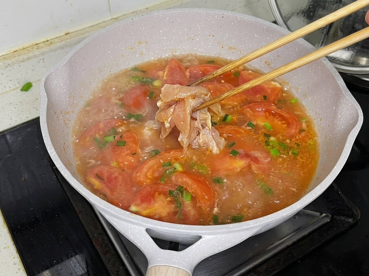 スープに投入される鶏肉。