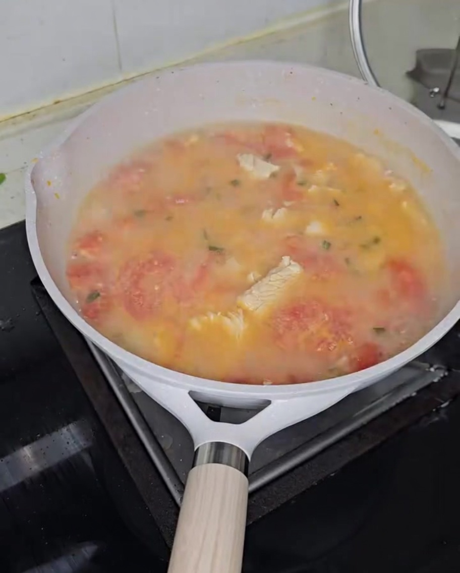 スープの中で煮られるそば粉すいとん。