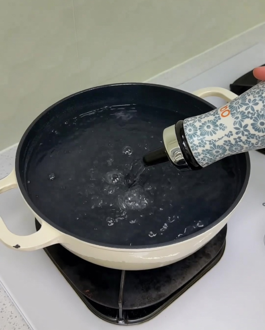 コンロの上の鍋に塩と油を入れている様子。