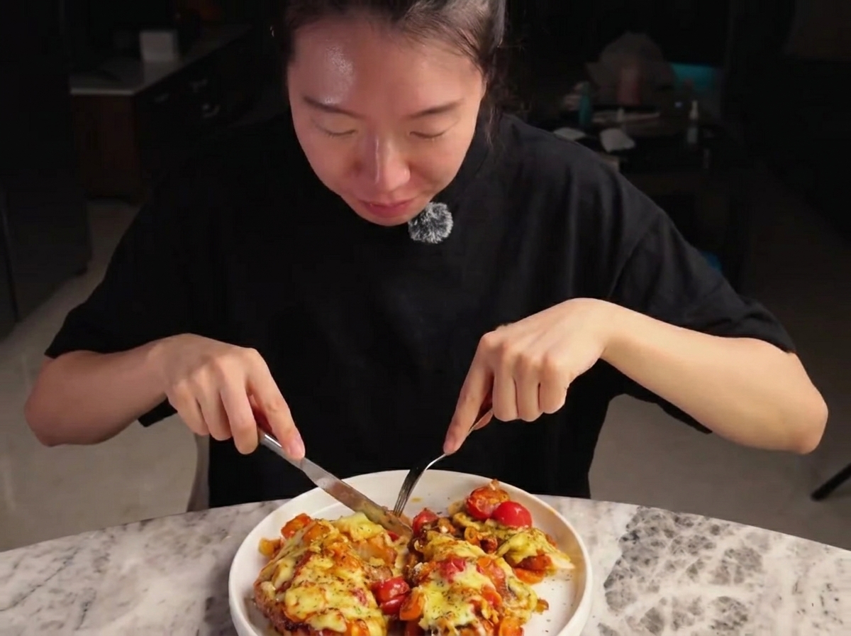 オリーブオイルでこんがりと揚げ焼きされているチキンカツレツ。