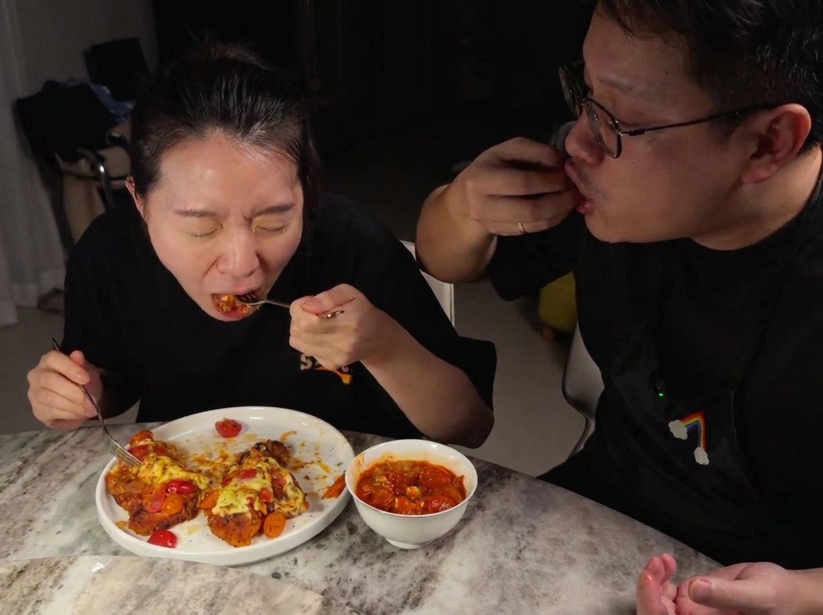 バーナーで表面を炙り、焼き色が付いたチーズとパセリで仕上げたチキンカツレツ。