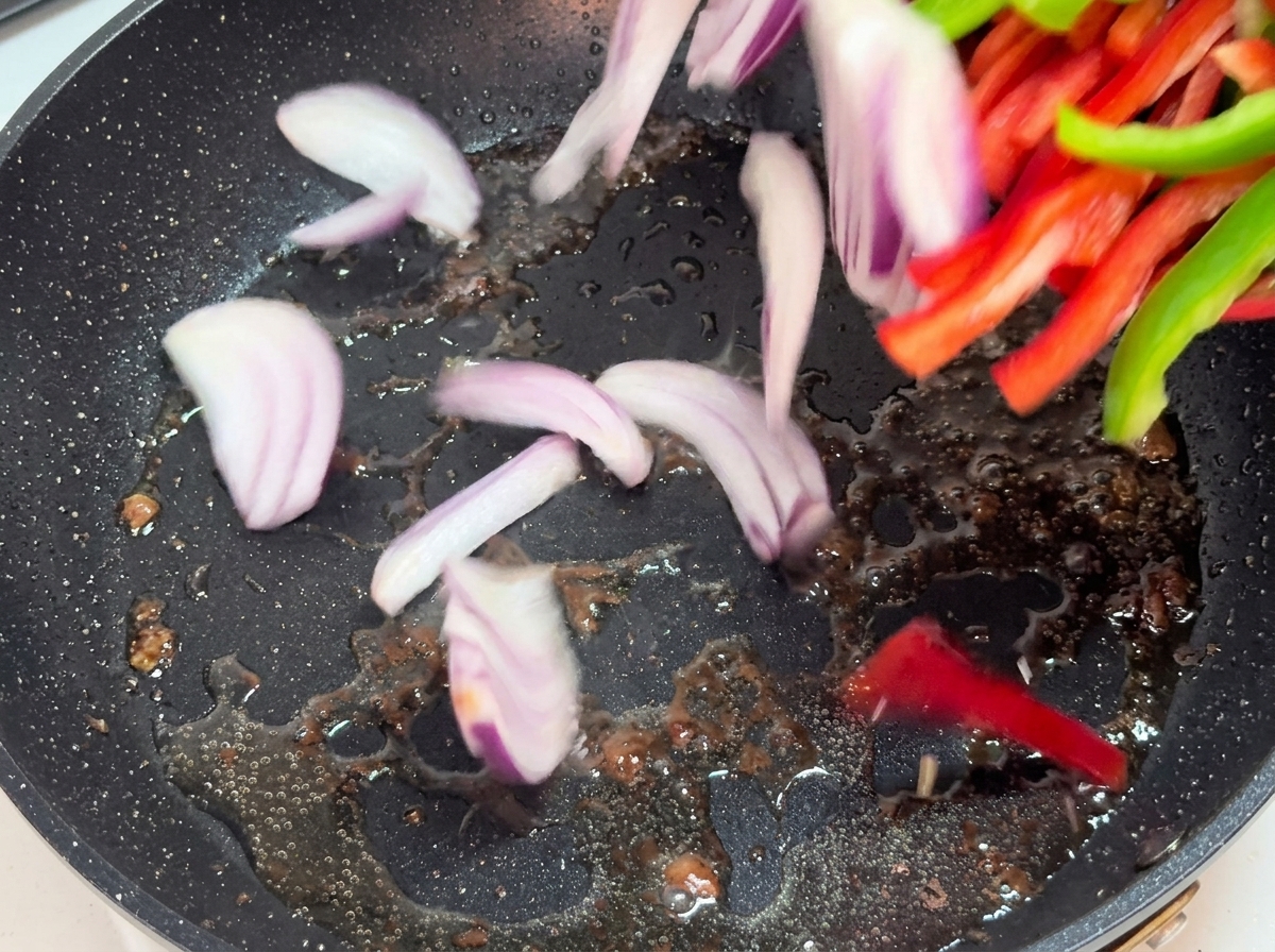 野菜をフライパンで炒めている様子