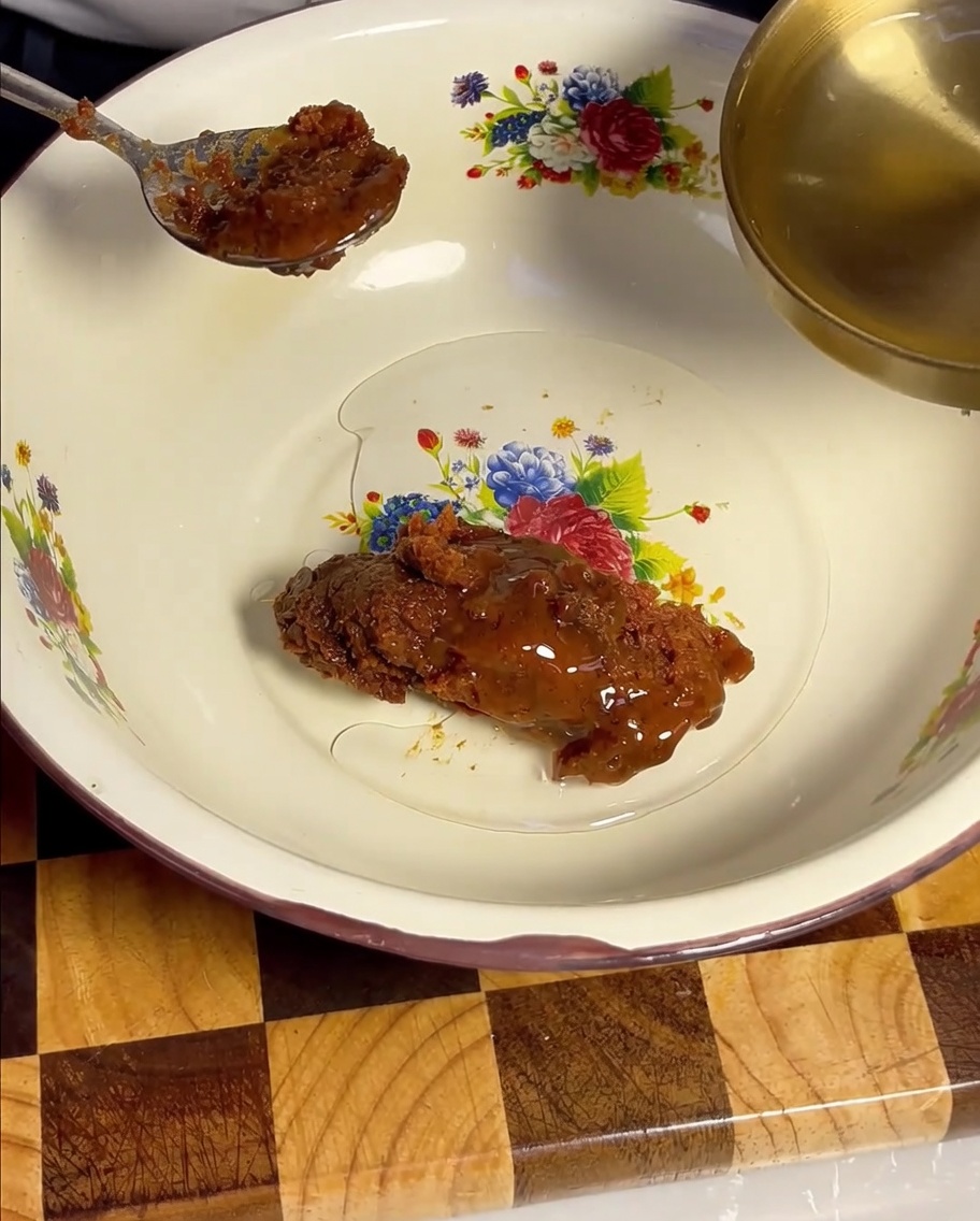 味噌の入ったボウルに、料理酒や調味料を注ぎ入れる様子。