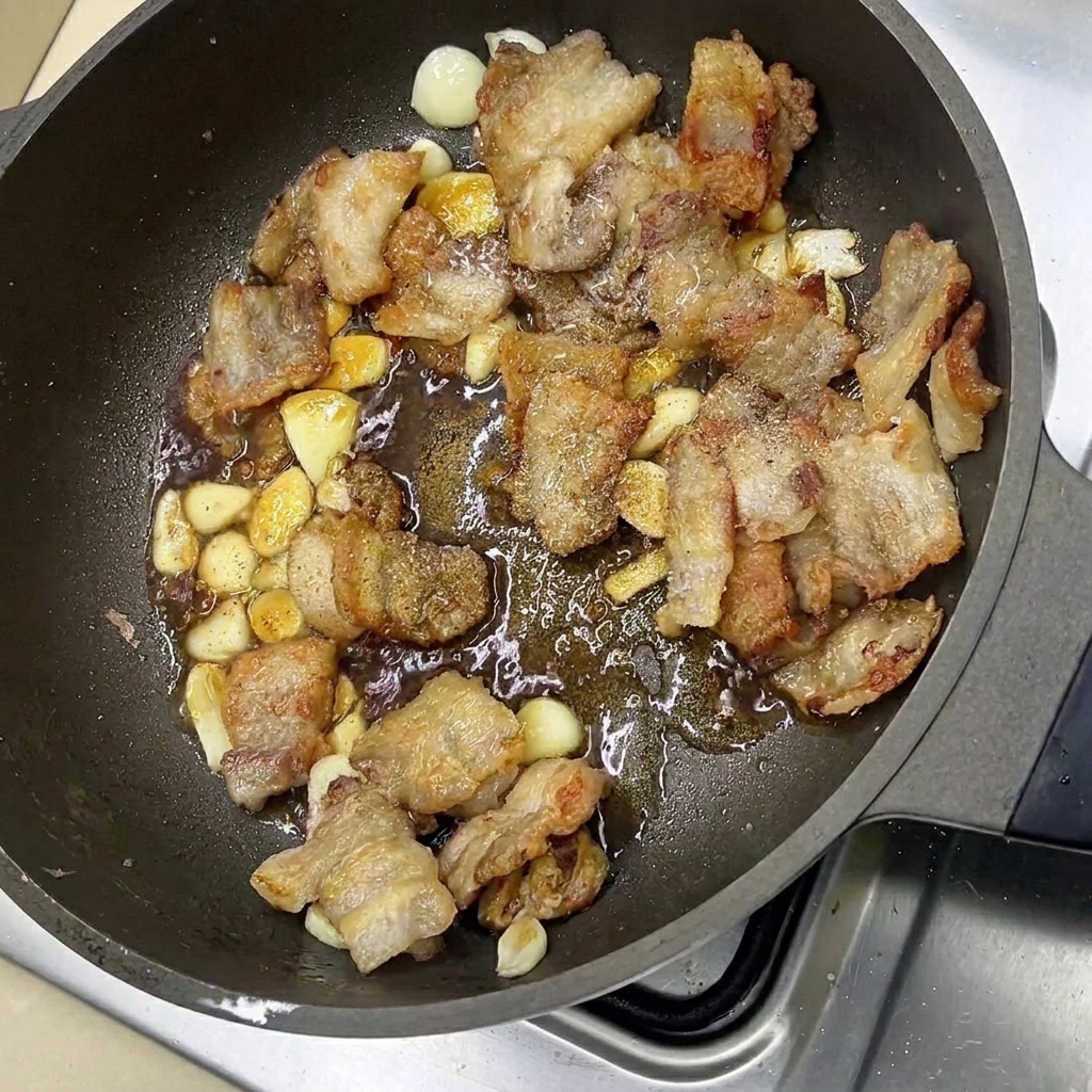タレが全体に絡まり、つやのある仕上がりになった豚バラ肉とニンニク。