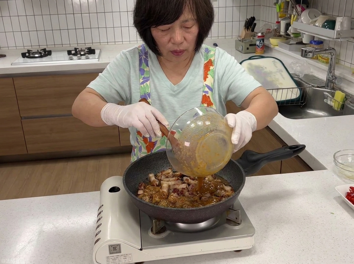 こんがり焼けた豚肉の上から、ソースを回し入れている様子。