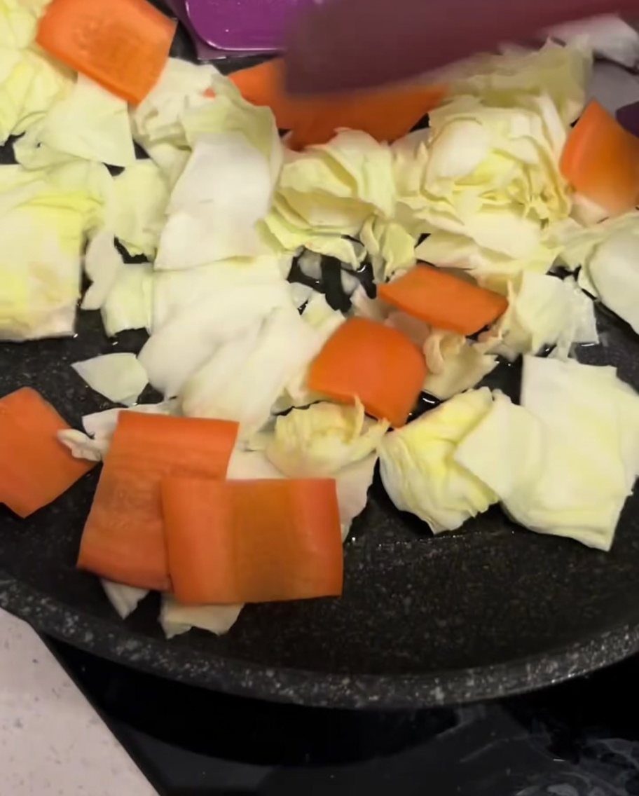 黒いフライパン全体に、切った様々な野菜が広げられている様子。