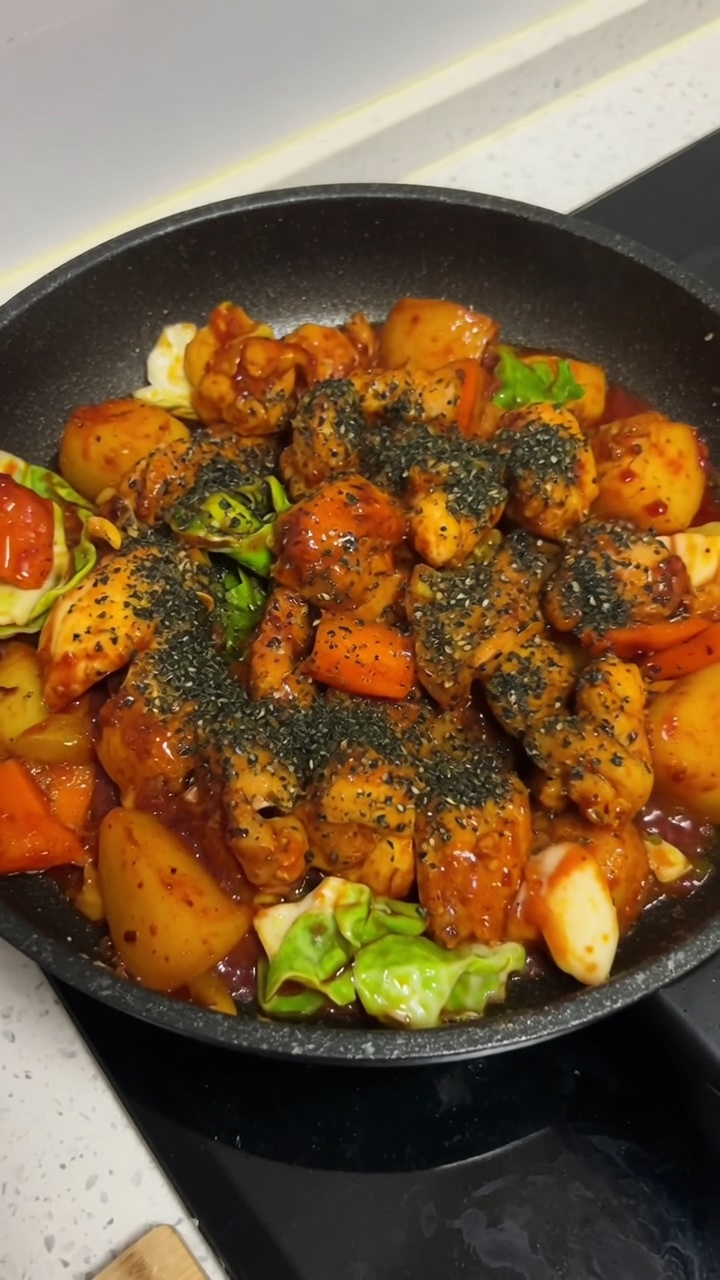 韓国風旨辛チキン炒め（ダッカルビ）