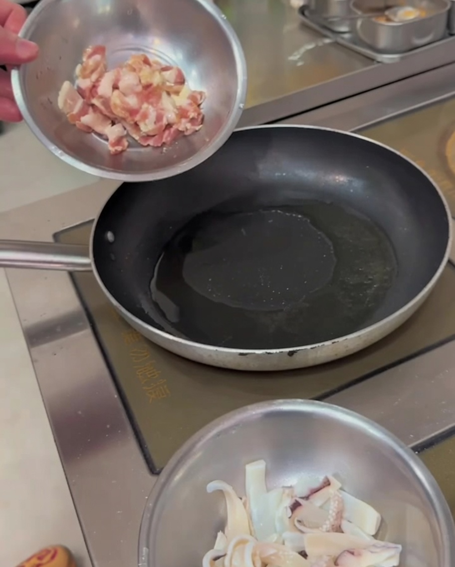 フライパンで焼かれ、表面にこんがりと焼き色がついた豚バラ肉。