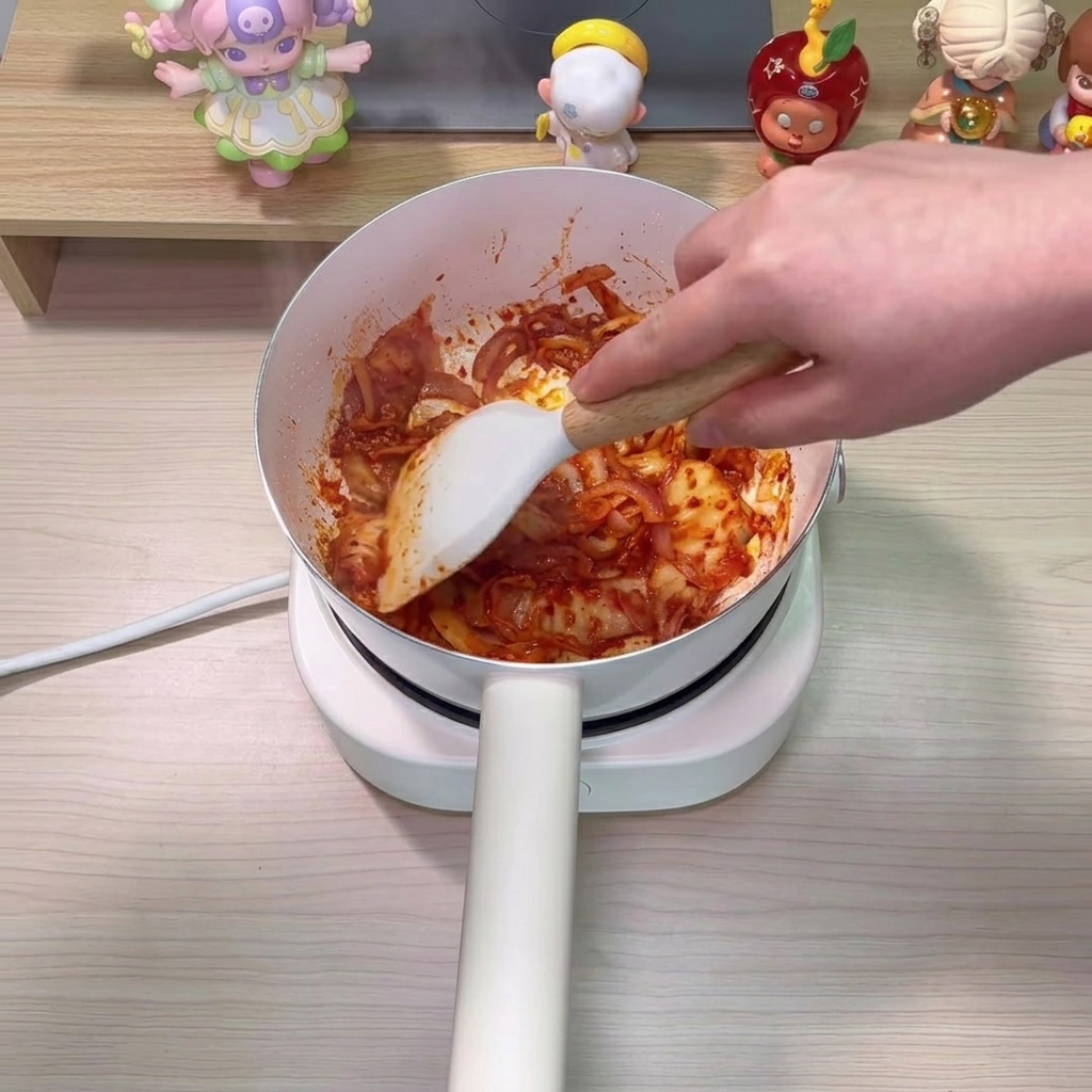 鍋に水を注ぎ入れている様子。