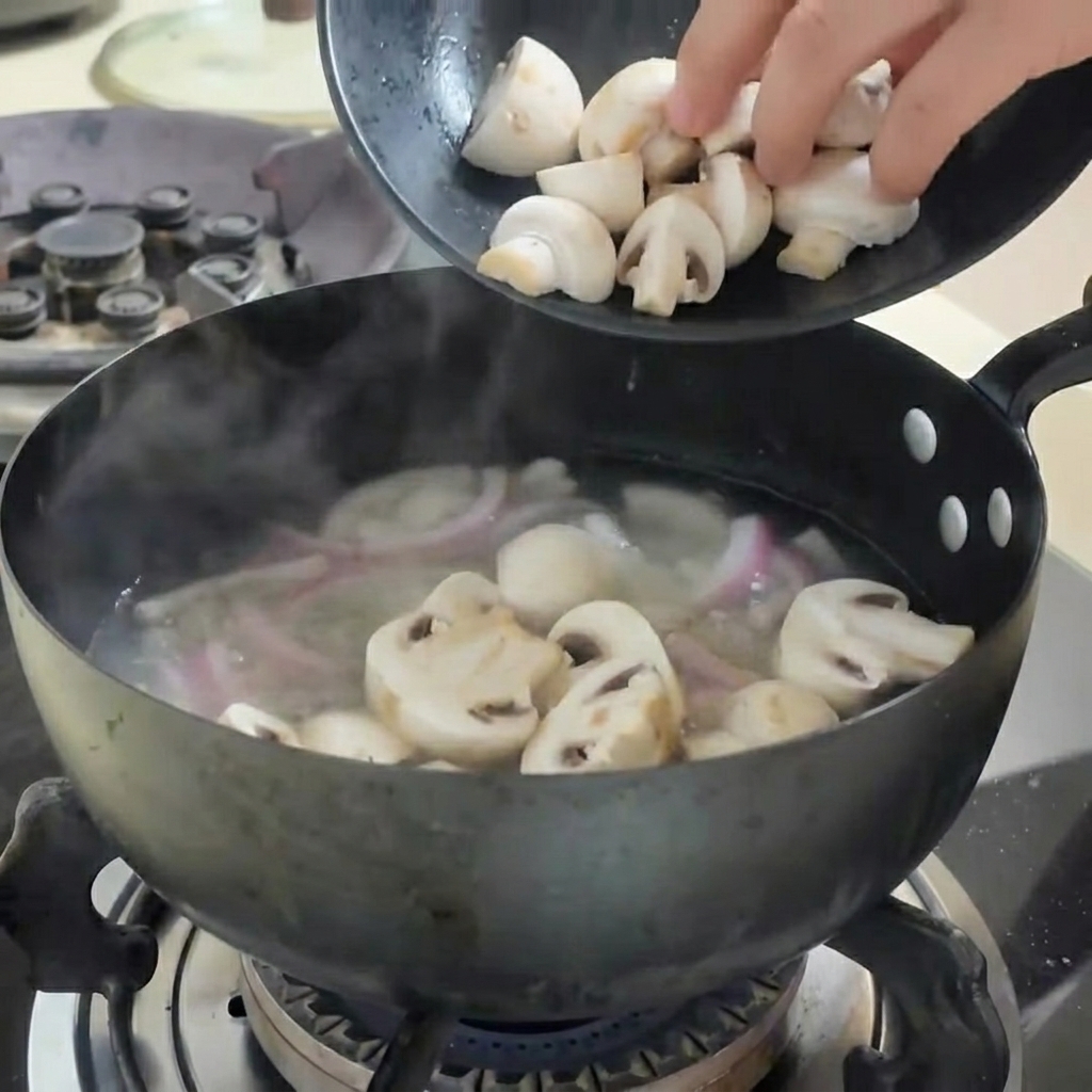 沸騰したお湯の中に、切ったマッシュルーム、豆腐、白菜を入れている様子。