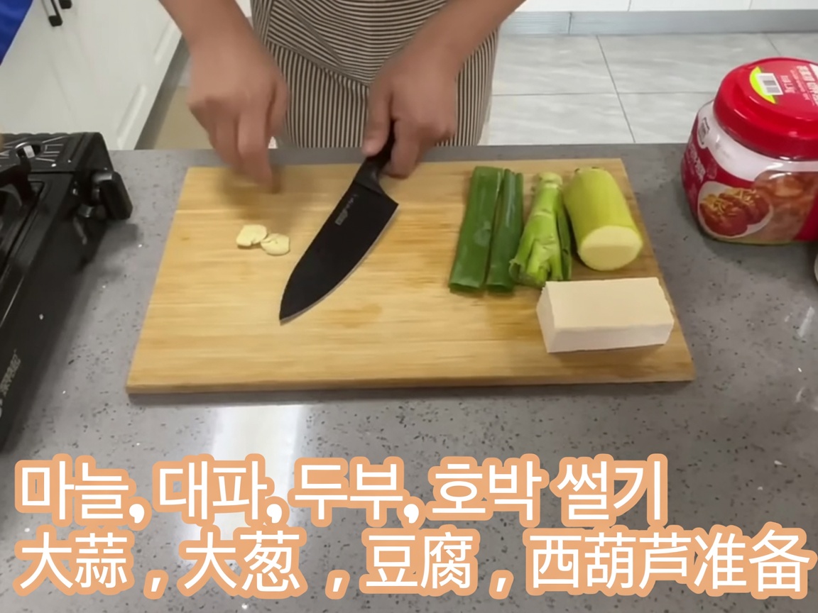 まな板の上に並べられた薄切りのにんにく。