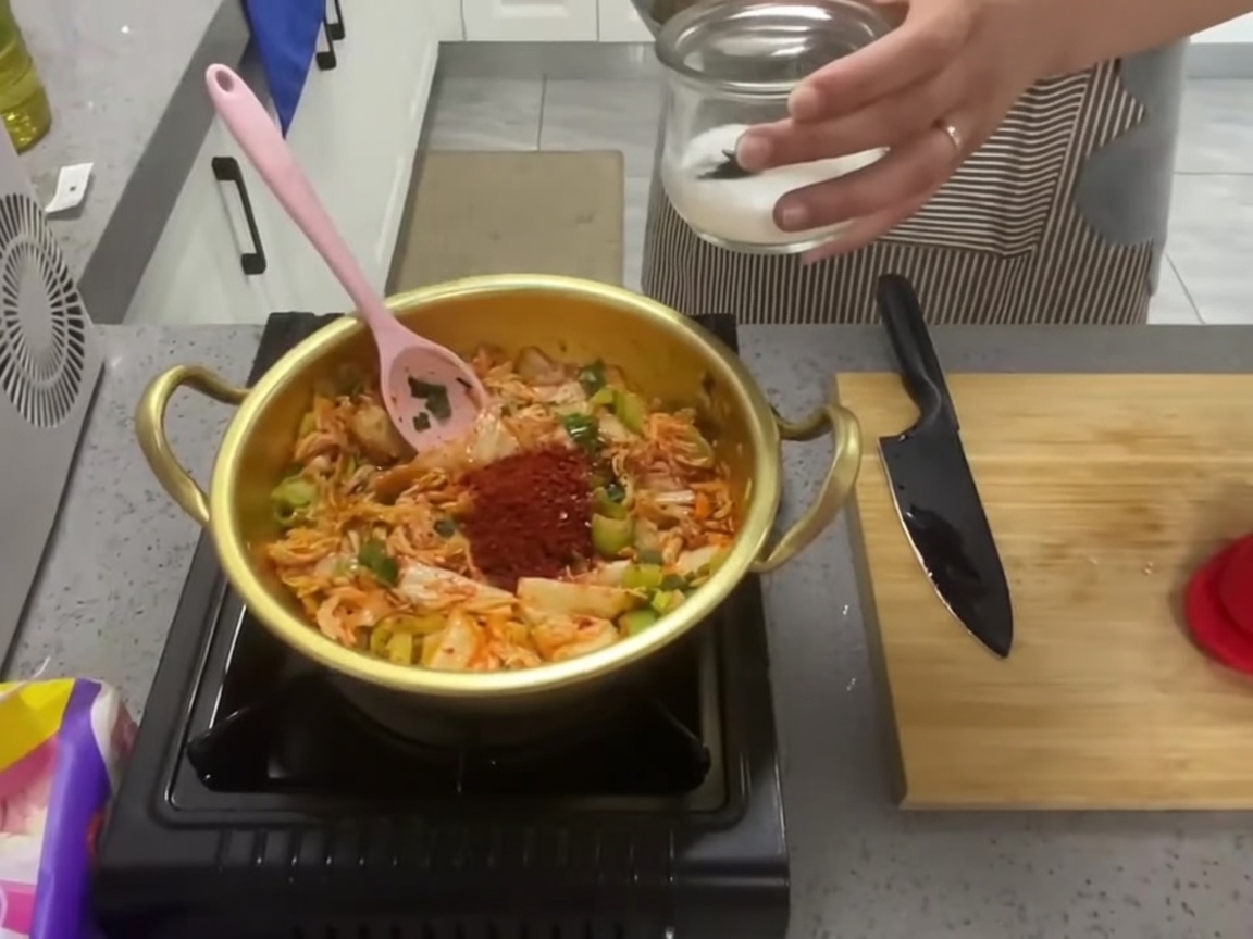 具材に砂糖を振り入れている様子。