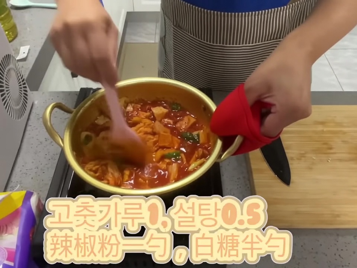 スパチュラで鍋の中の具材を混ぜ合わせている様子。