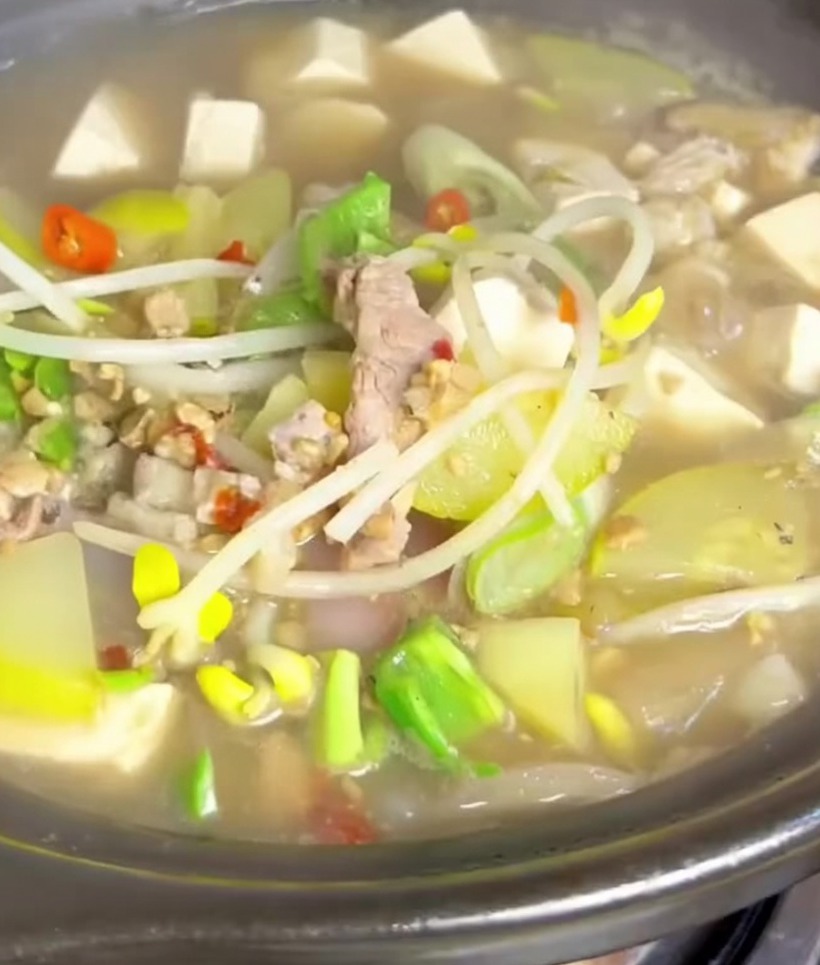 まな板の上で完璧な小さな角切りにされた木綿豆腐。