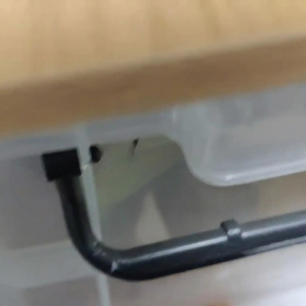 熱いお湯が入ったボウルで戻している大根の葉。