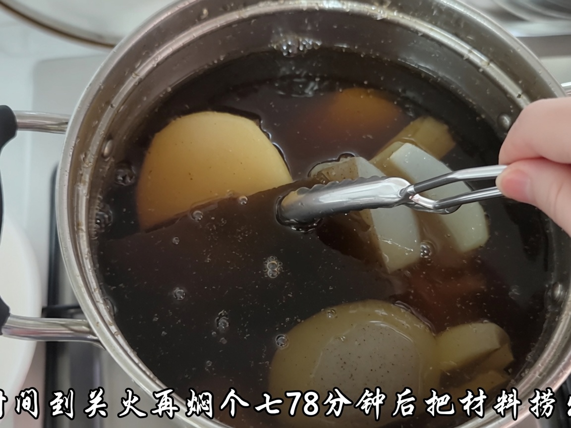 調理済みの出汁から固形物を取り除いている様子。