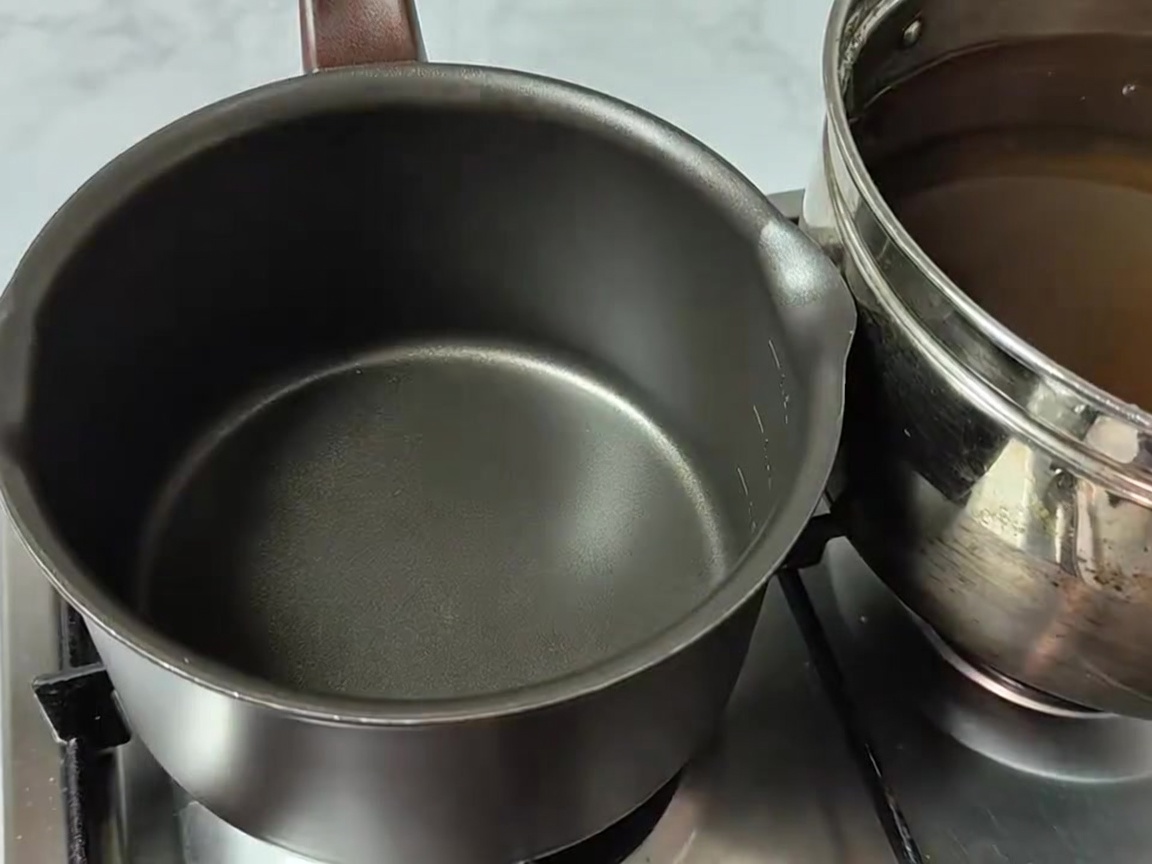 大根の葉、豆腐、じゃがいも、玉ねぎ、えのき茸が鍋に並べられている様子。