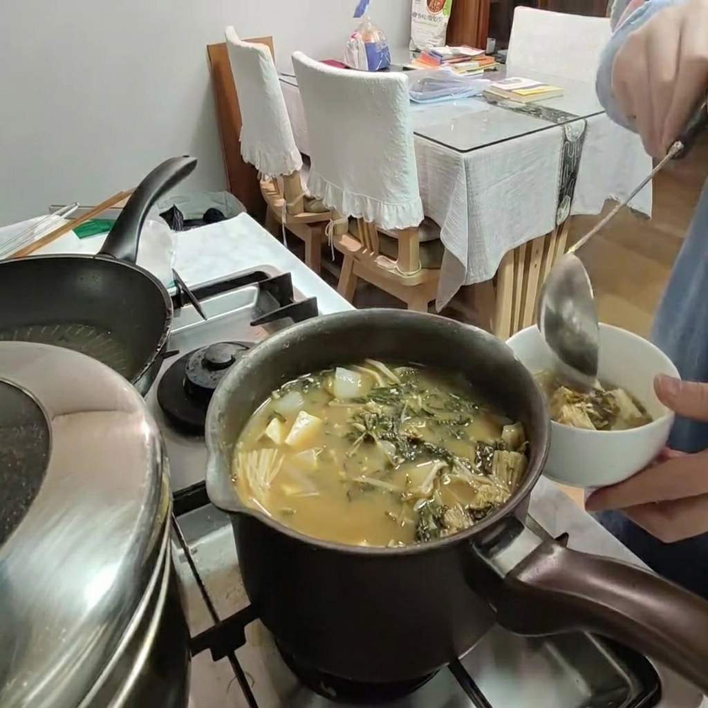 具材が入った鍋に、用意した出汁を注いでいる様子。