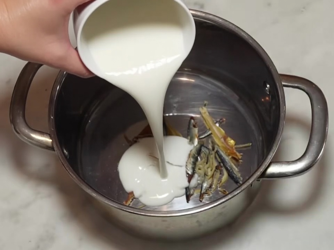 煮干しと一緒に鍋に入っている乾いた昆布。