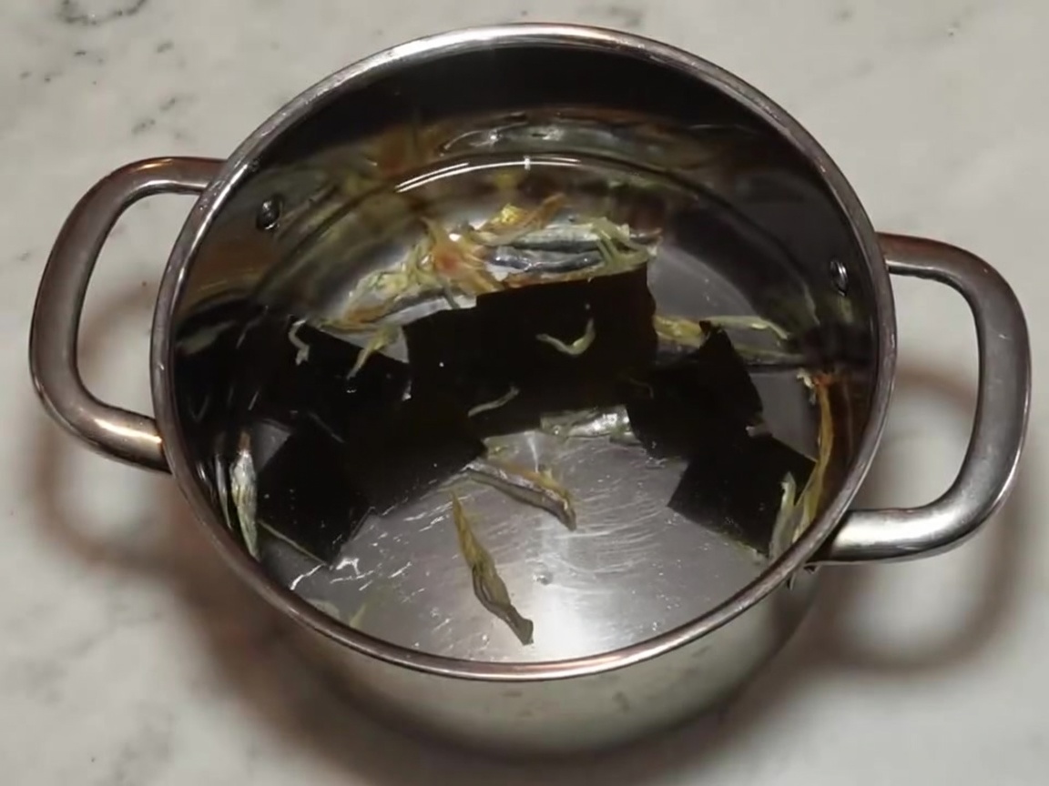 鍋に蓋をして、冷蔵庫に入れる準備が整った状態。