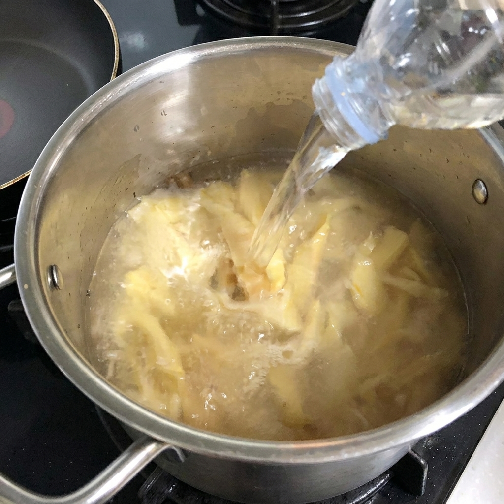 豆腐をまな板の上でサイコロ状に切っている様子。