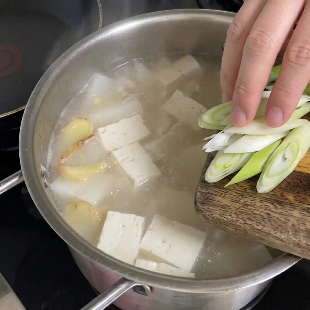 最後に刻んだネギを散らしている様子。