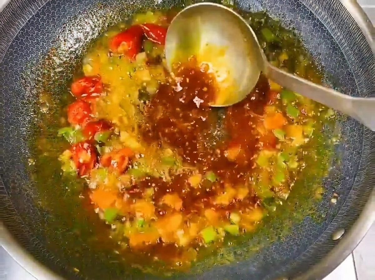 風味豊かなスープを作るために、味付けされた鍋に澄んだ水を注いでいる様子。