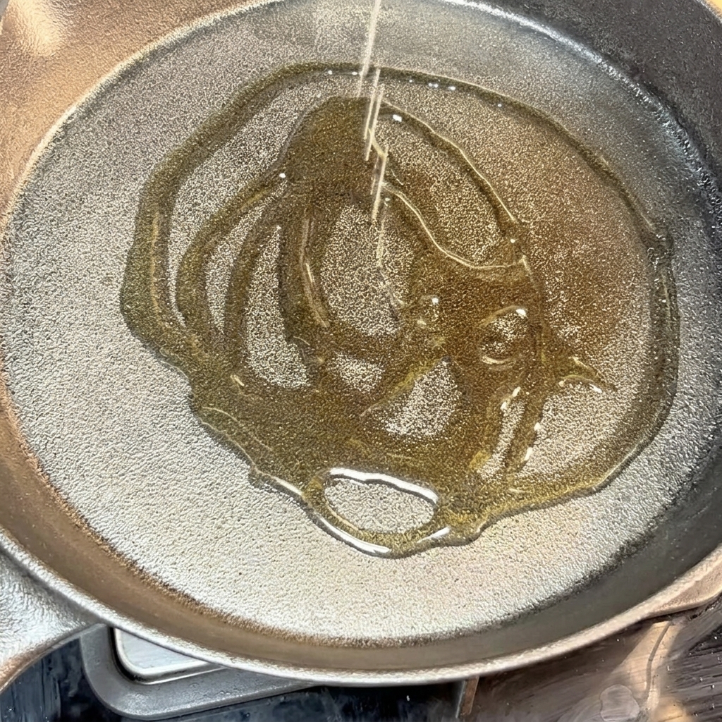 熱した鋳鉄フライパンでパティが焼けている様子。