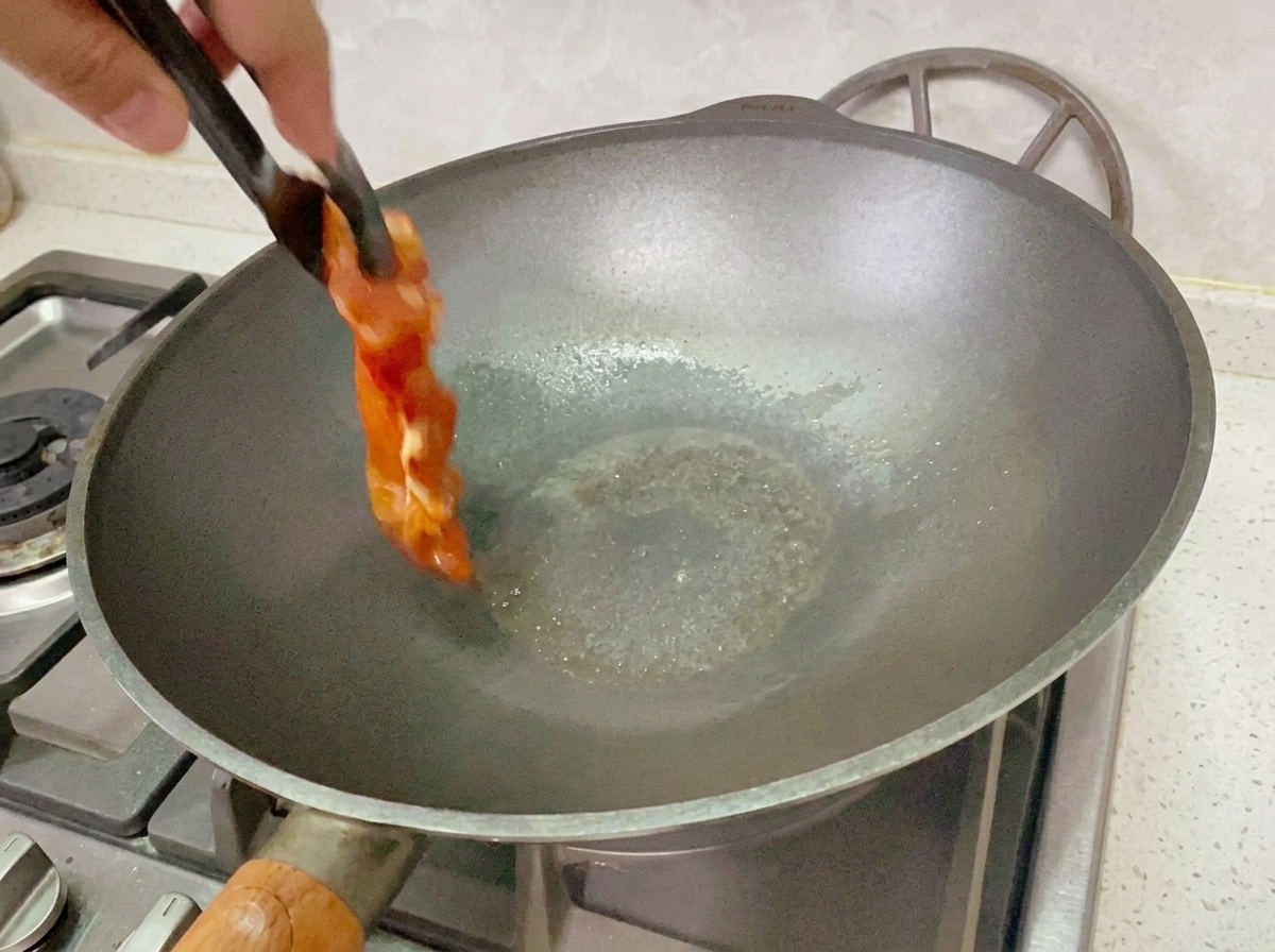 フライパンで焼かれている鶏肉