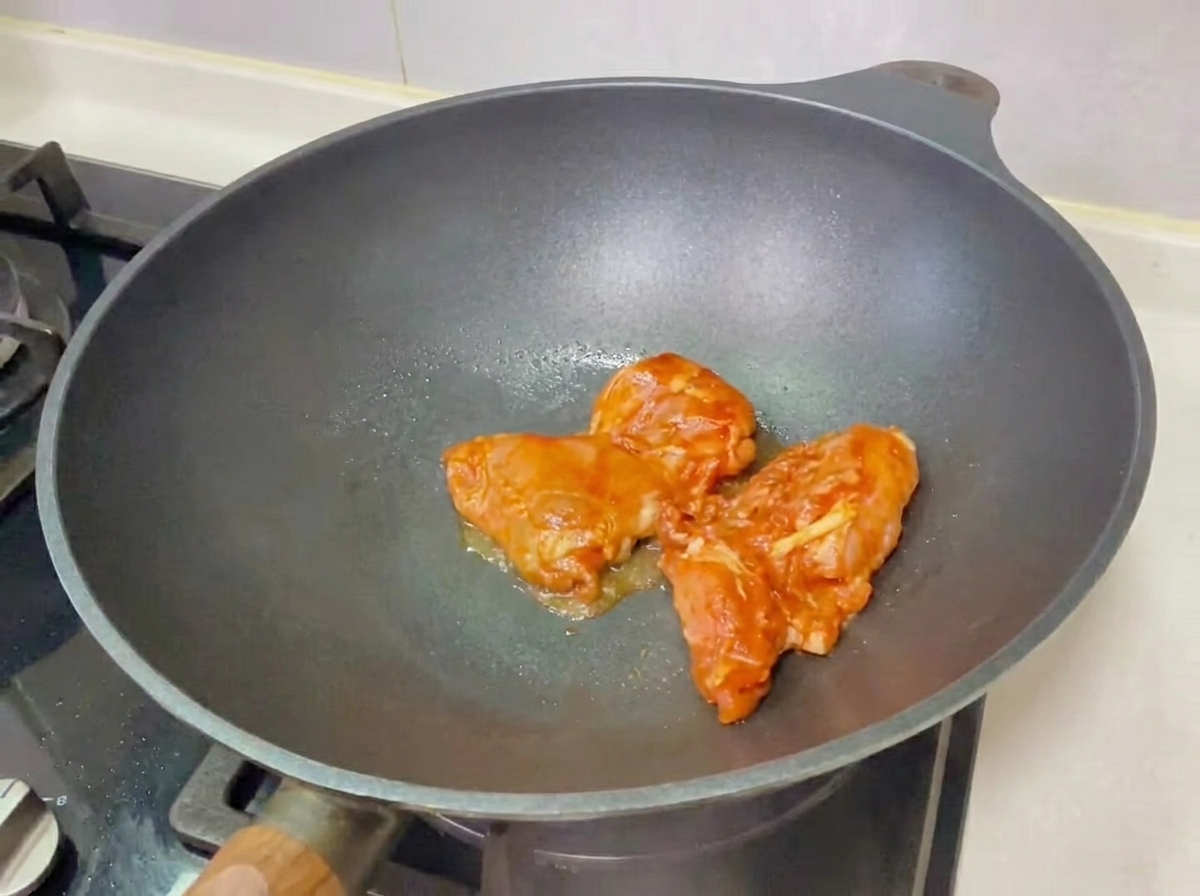 盛り付けられたテリヤキチキンバーガー