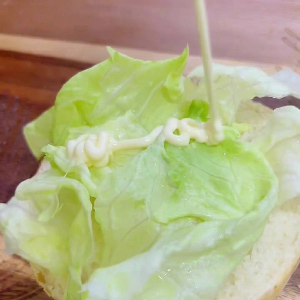 レタスの上にマヨネーズをかけている様子