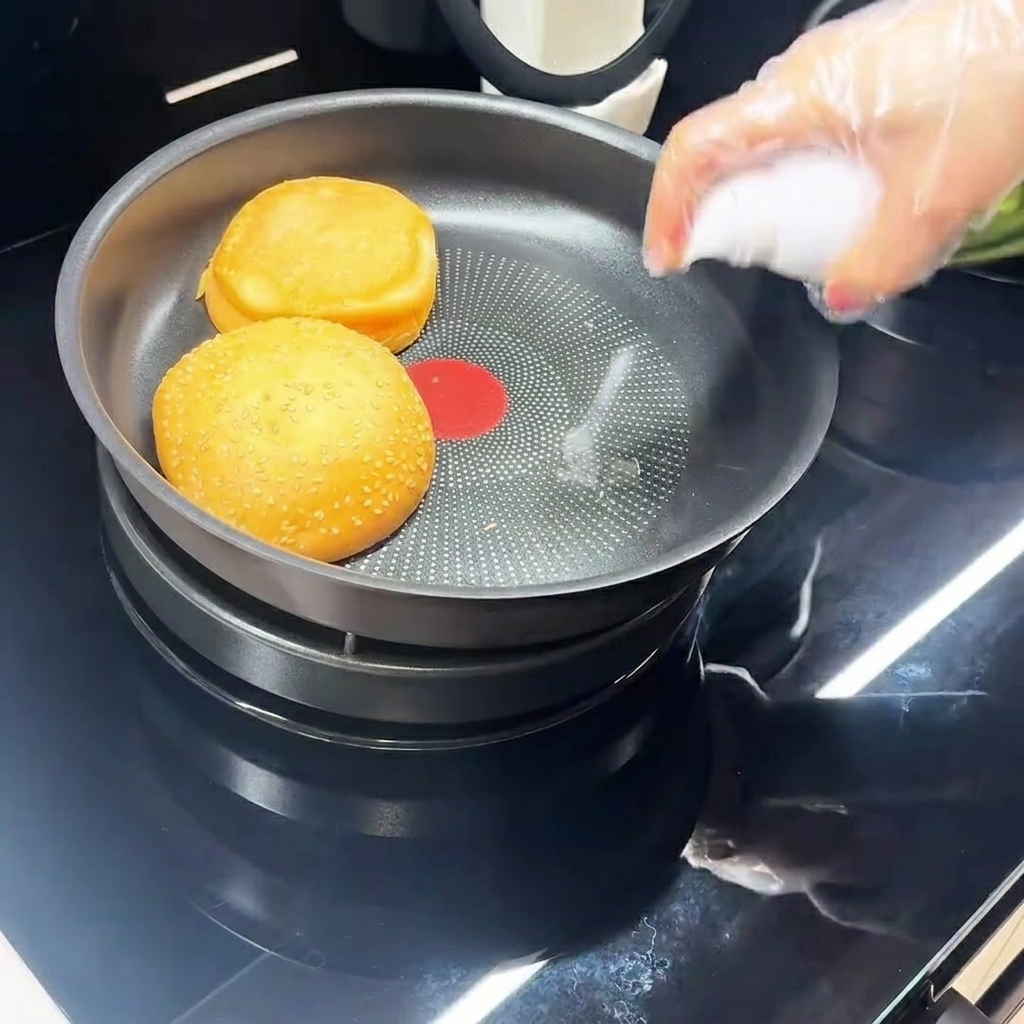 テフロン加工のフライパンで卵を焼いている様子。
