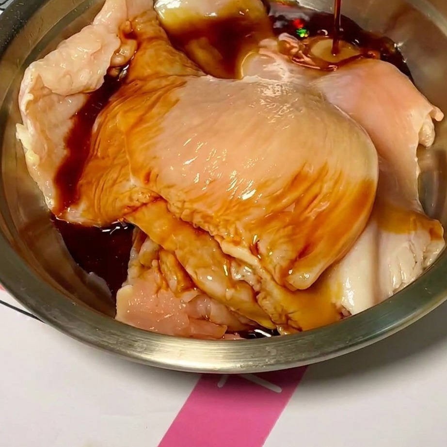 ボウルの中でタレに漬け込まれた鶏肉。