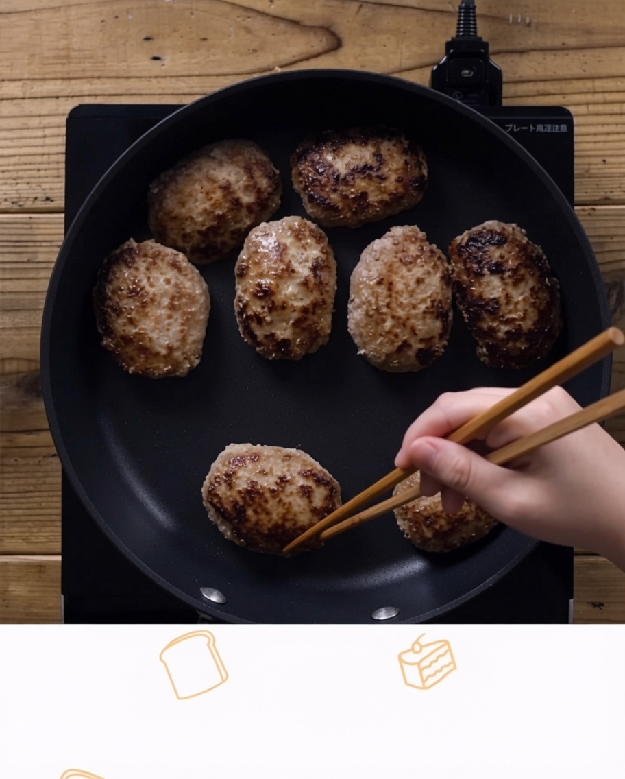 キッチンペーパーで脂を拭き取るフライパン