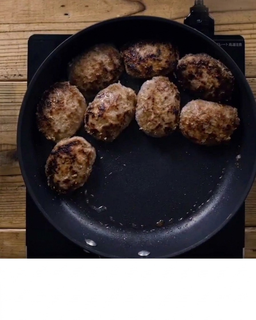 ハンバーグにソースを回しかける様子