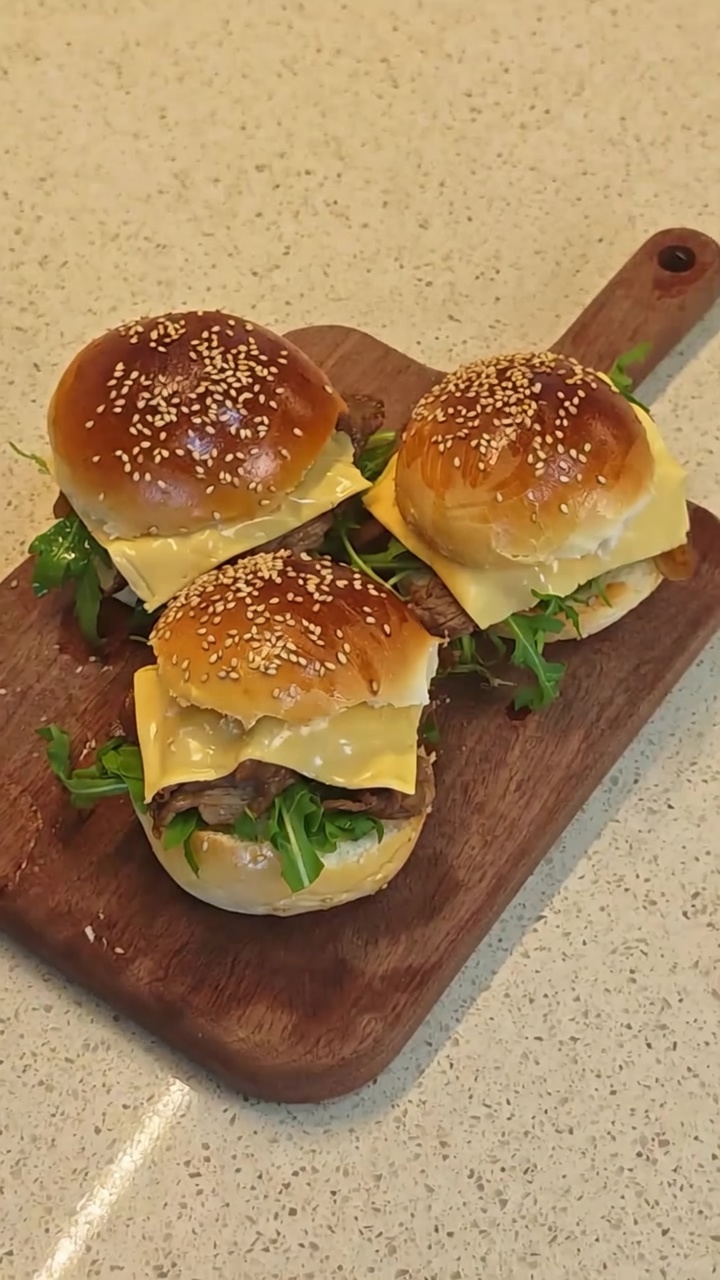 自家製バンズで作る絶品照り焼きビーフバーガー 新鮮なルッコラ添え