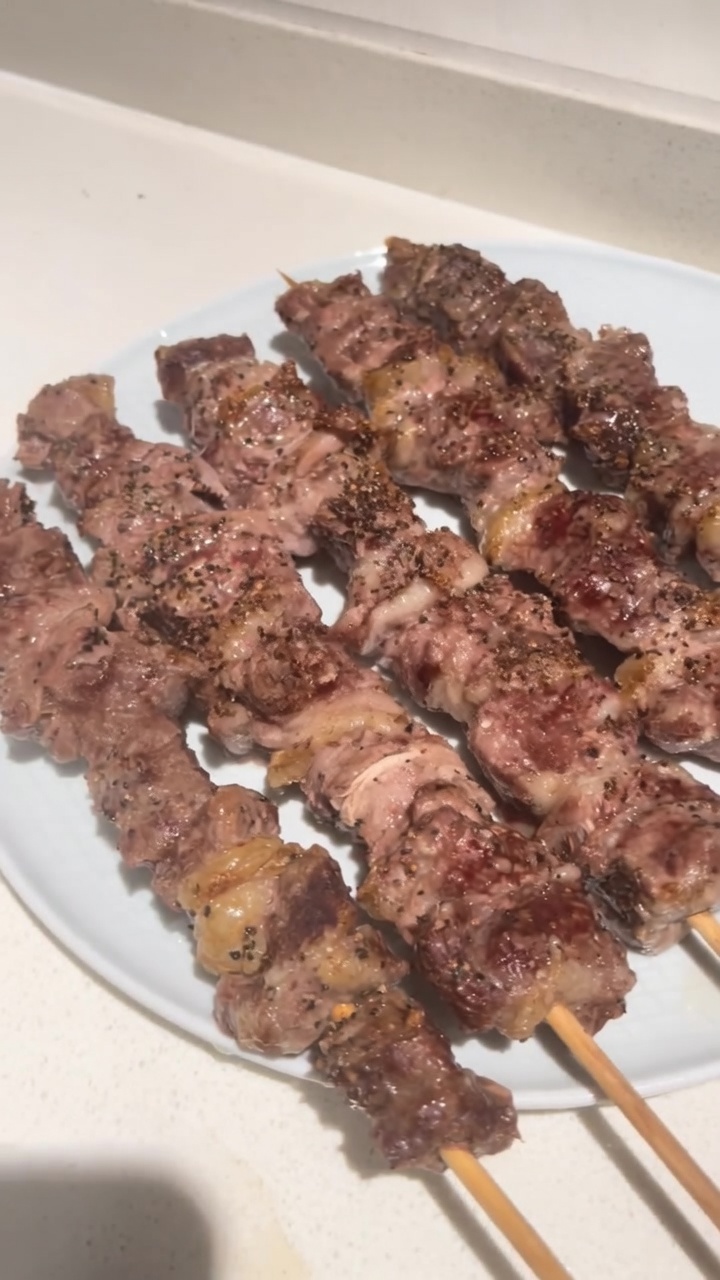 オーブンで焼く牛すじ肉の串焼き