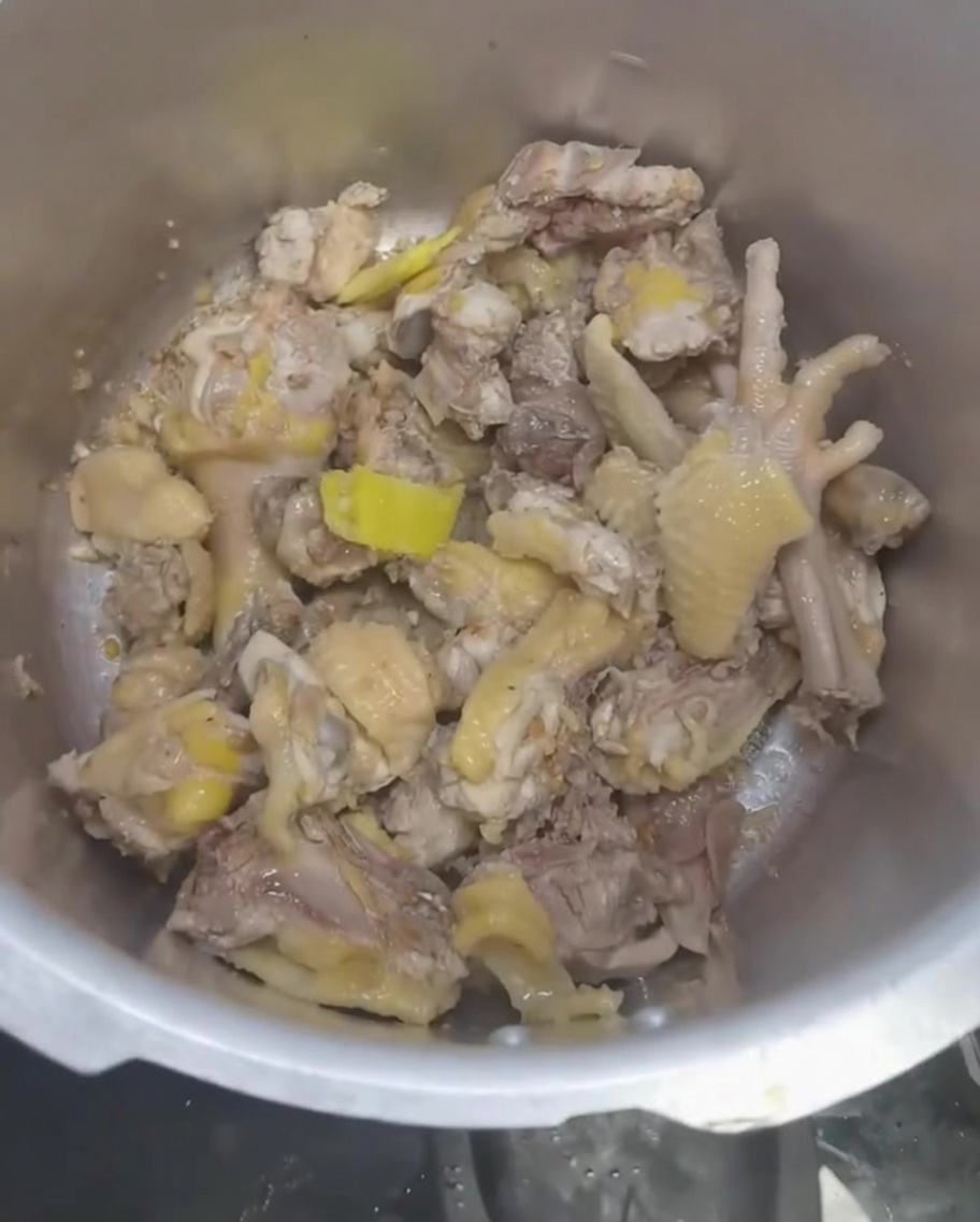 鍋に水を注ぎ入れる様子