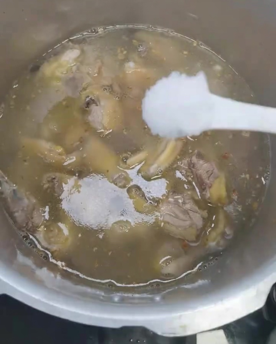スープに塩を加える様子