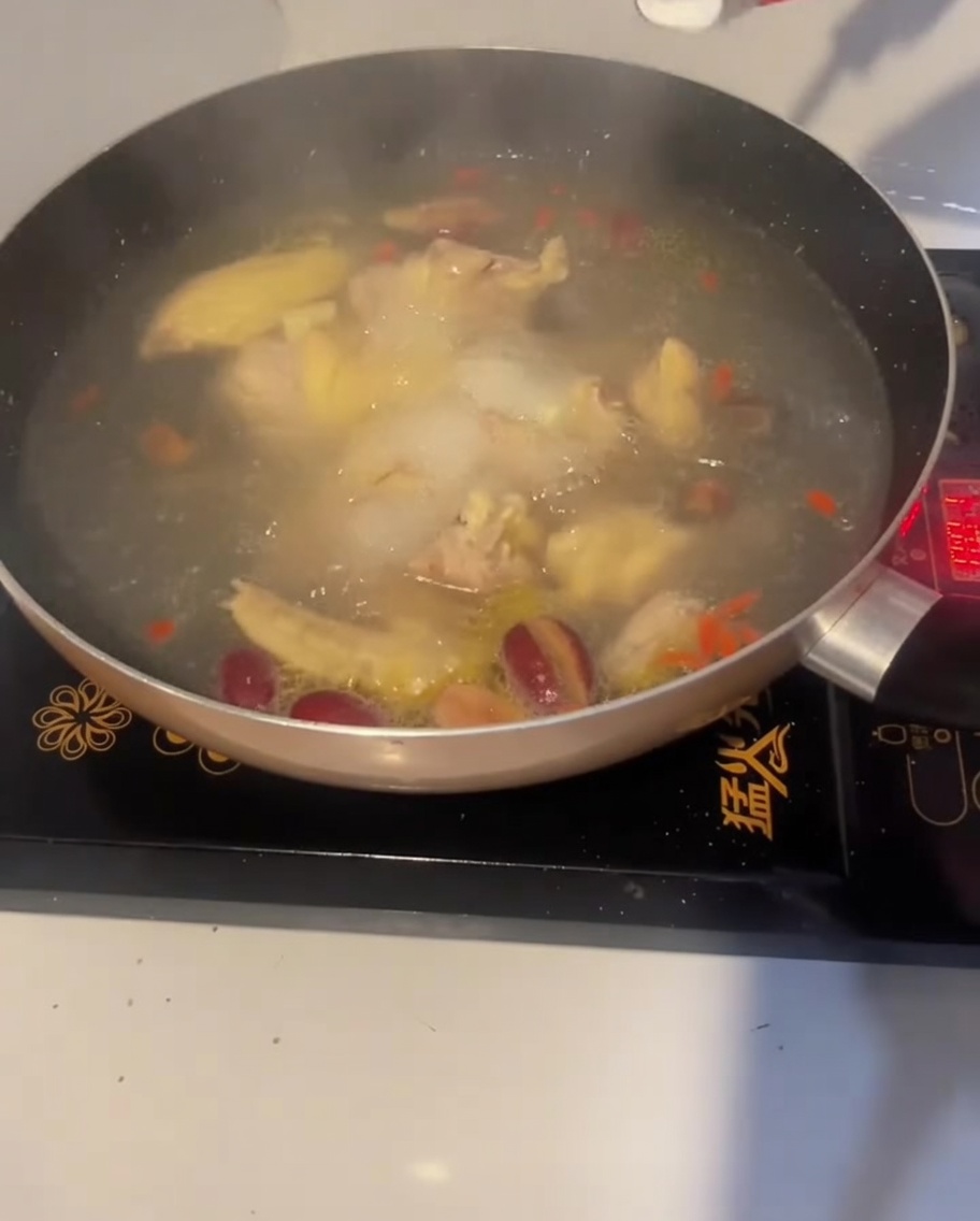 用勺子舀入少许食盐调味。