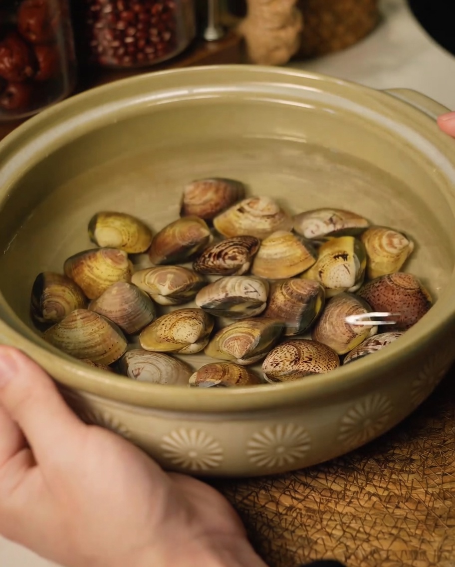 ボウルで砂抜きをしている新鮮なあさり。