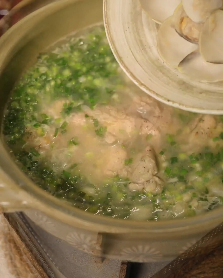 鶏の脂で玉ねぎとにんにくを炒めている様子。