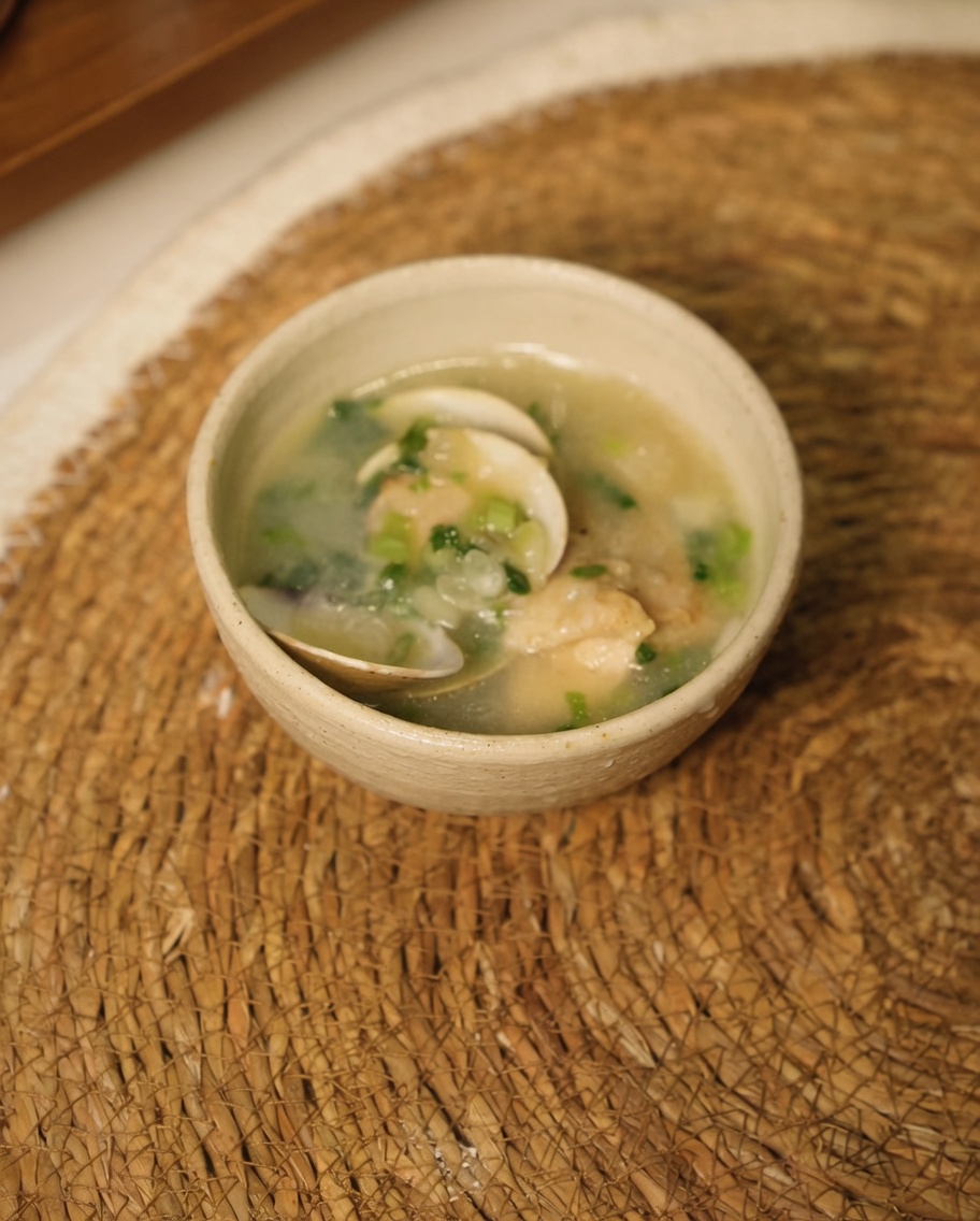 炒めた野菜と鶏肉に熱湯を加えている様子。