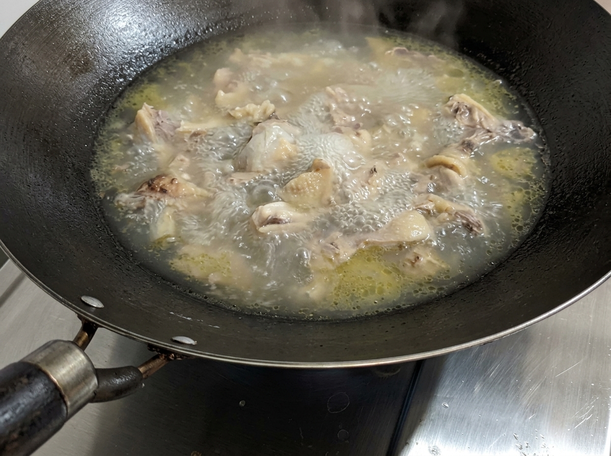 塩を加え、煮込んでいるチキンスープ。