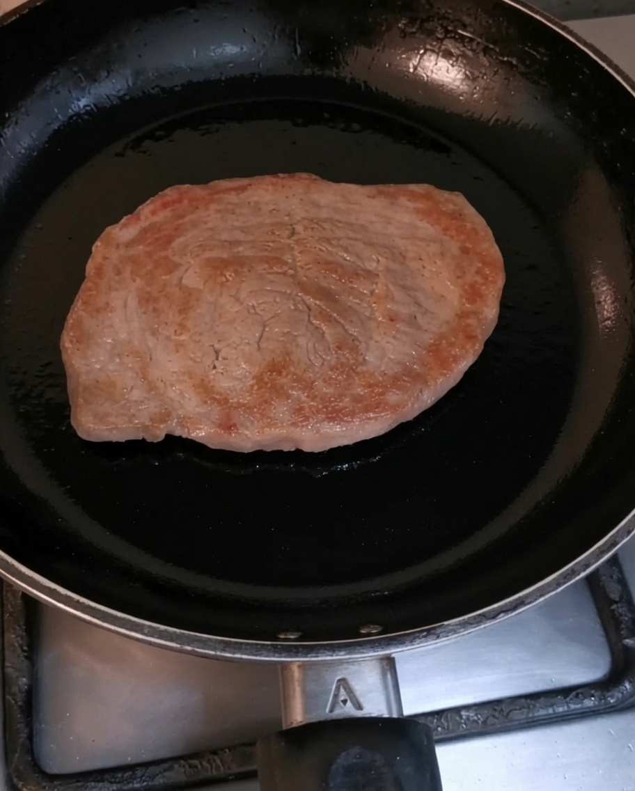 熱した黒いスキレットで焼き色がつけられている牛フィレ肉。