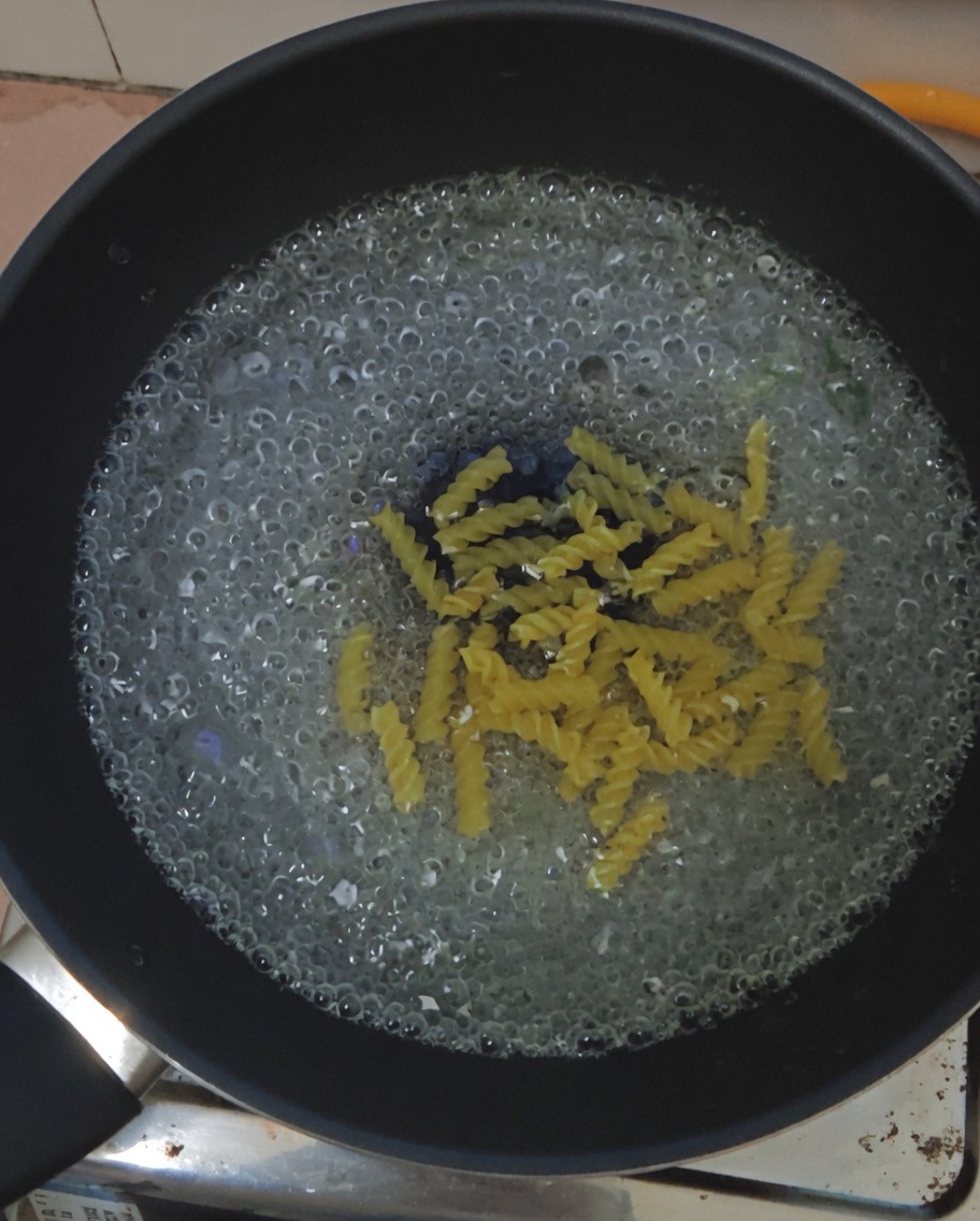 沸騰したお湯が入った鍋で茹でられているフジッリ。
