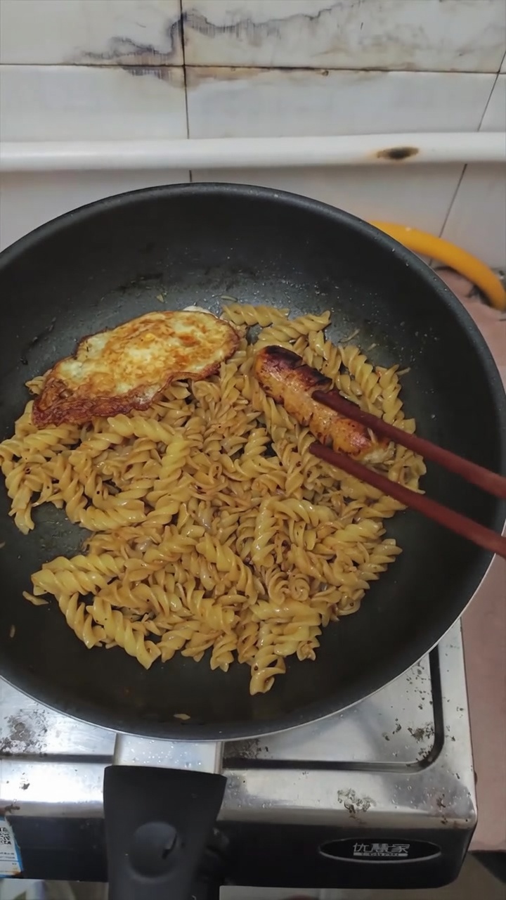 ソーセージと目玉焼きのせ 黒胡椒フジッリ