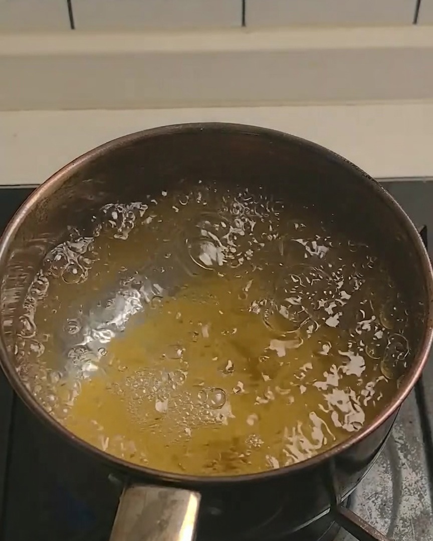 まな板の上でかぼちゃを小さく切っている様子。
